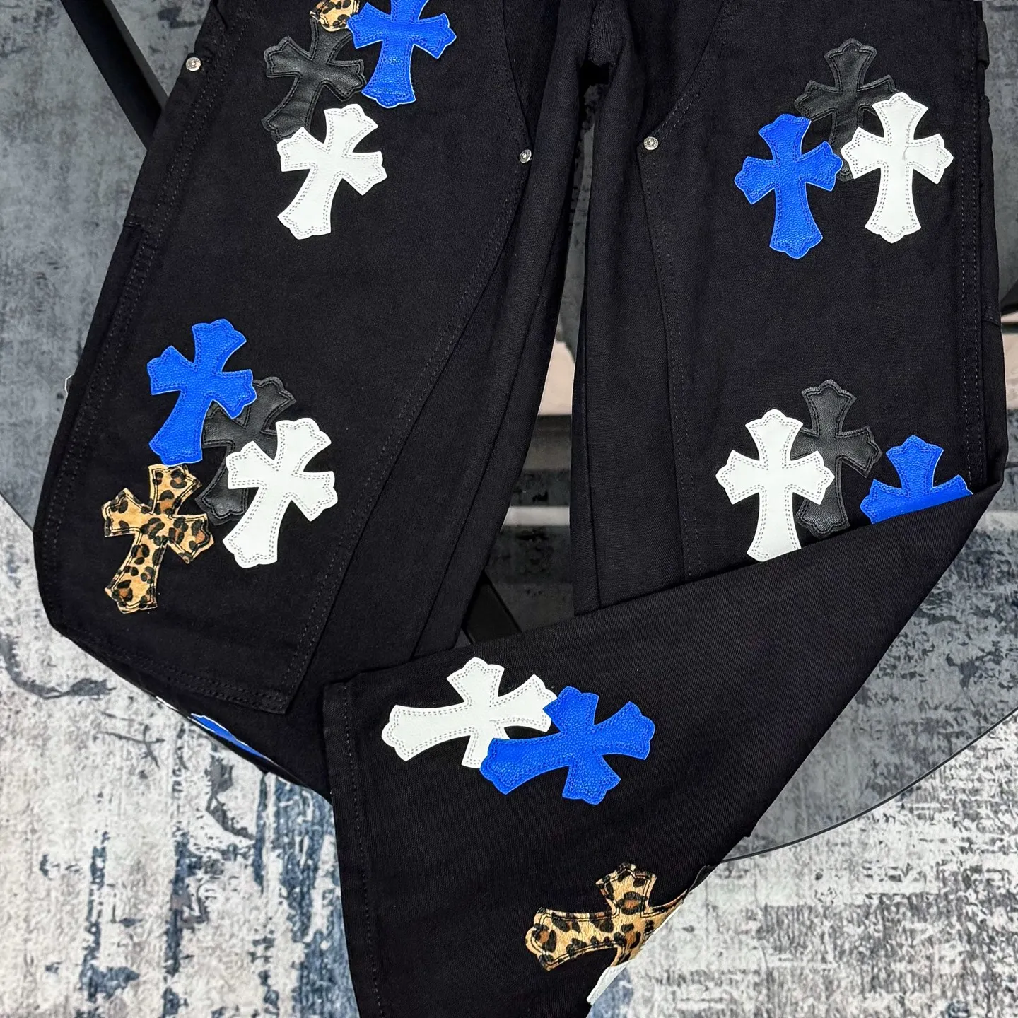 P280 ChromeHearts & ChromeHearts Patent Leather Spliced Blue White Leopard Print Cross Spliced Leather Straight Jeans Ceiling-Level Jeans Hard to Find at the Counter About Zangyin This is an extremely luxurious fashion brand that can also be called the aristocrat of the high street. It has always been an exclusive brand for some hipsters or the rich second generation. Compared with ordinary high streets, it is more luxurious and noble. Compared with luxury brands, it is more fashionable and individual. Top heavy industry fashion design has always been created in the high street luxury style. Speaking of this style, the Zangyin family and the GU family are definitely the leading representative brands. Especially the Zangyin family's creation of high-street style has really reached a state-of-the-art effect. The use of unique washed materials to create this style is already quite eye-catching. It is embellished with pink patchwork cross flowers, which cleverly highlights the brand's charm. Secondly, this style adopts a classic high-waist cut design, which highlights the long legs and fashionable temperament of the upper body. The brand is highly recognizable and the slim fit configuration is more suitable for daily wear. The personality will be fashionable and the specifications can be clearly interpreted. Needless to say, materials and craftsmanship. As an excellent craftsman brand, Zangyin’s requirements for details and craftsmanship are really perfect. The washed color of this model alone has gone through a lot of processes, not to mention the embellishment of denim appliqués. It is also purely handmade and sewn. Just like what they believe in, only handmade things have a soul. Only then does it have the meaning of dressing. A top-notch heavy-duty fashionable denim item. Size: 28/30/32/34/36 Waist: 69/74/79/84/89 Sitting: 97/102/107/112/117 Pants length: 102/104/106/108/110